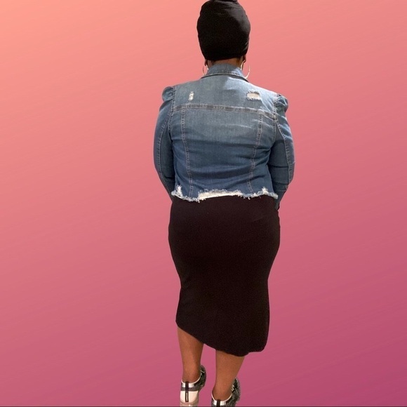 🛍️ Crop Distressed Denim Jacket - Various Sizes (NWT) Boutique - Picture 3 of 4